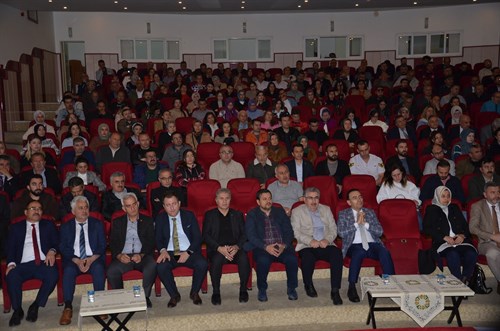 "Finansal Okuryazarlık" ve "Huzurlu Toplum Bağlamında İnternet ve Sosyal Medyanın Bilinçli Kullanımı" Konferansı